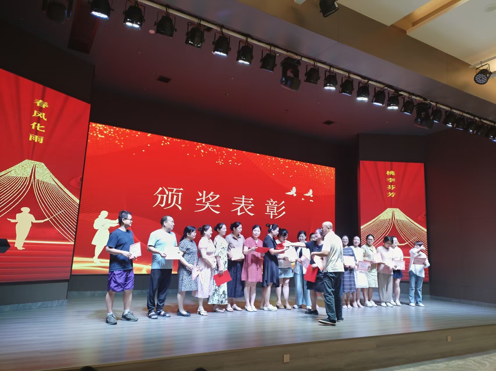 9月10日，曙光学校教师节文艺晚会在米兰（中国）溢香园酒店举办